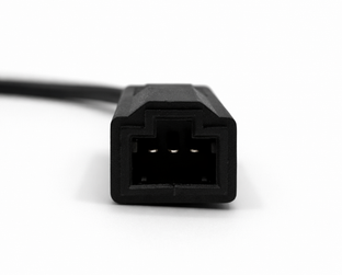 Vue rapprochée du connecteur noir femelle à 3 broches d un adaptateur de diagnostic Honda