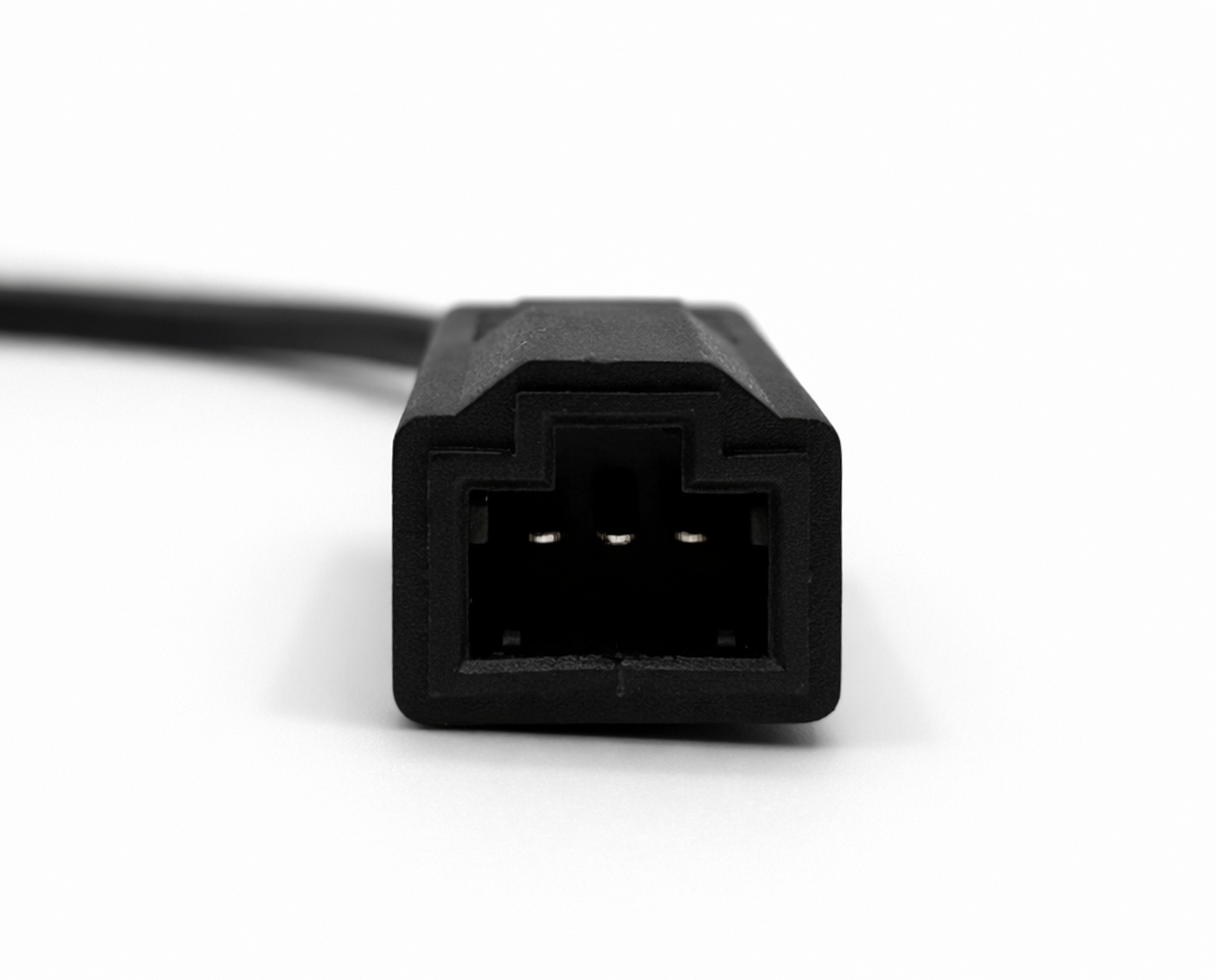 Vue rapprochée du connecteur noir femelle à 3 broches d un adaptateur de diagnostic Honda