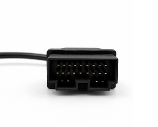 Gros plan sur le connecteur 20 broches de l adaptateur de diagnostic pour Kia