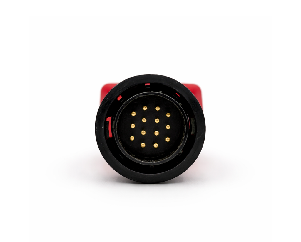 Vue de face des 14 broches dorées de l adaptateur OBD2 pour utilitaire Mercedes Sprinter