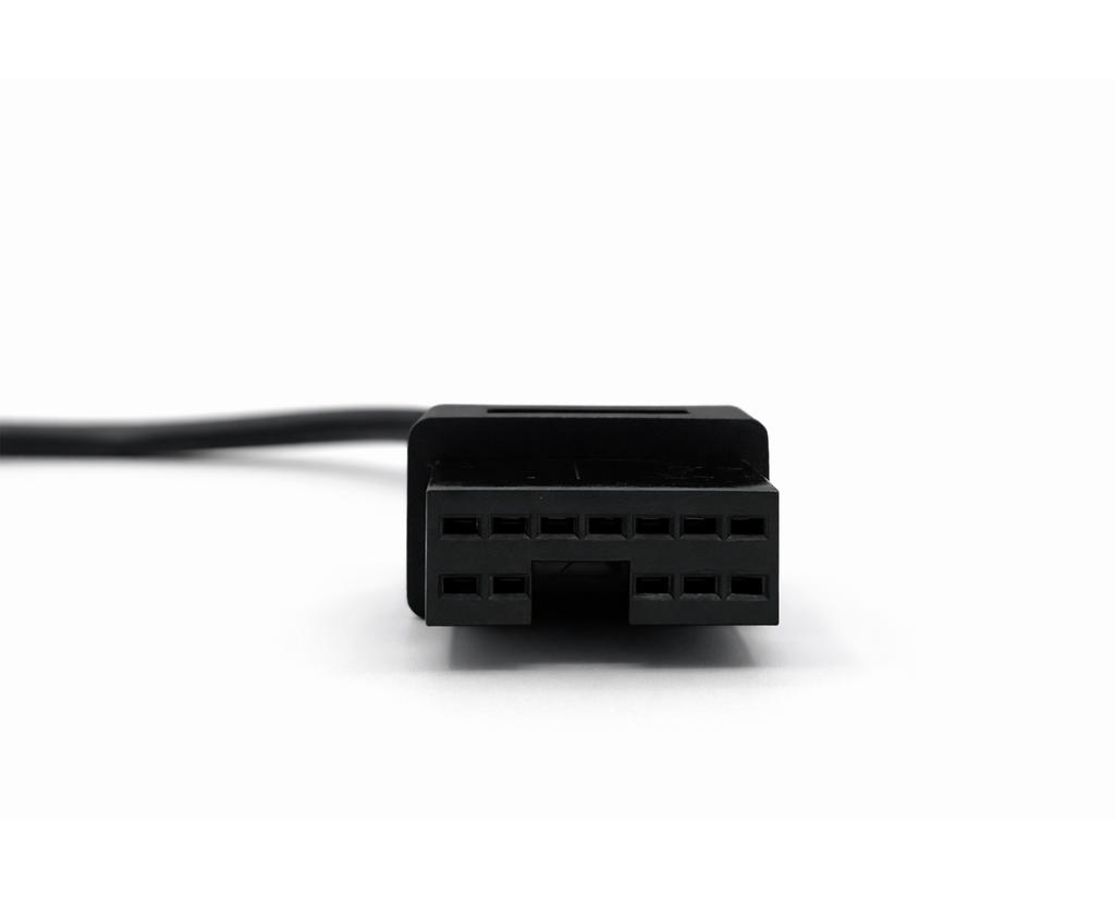 Gros plan sur le connecteur noir de l adaptateur de diagnostic Mitsubishi 12 broches vers OBD2