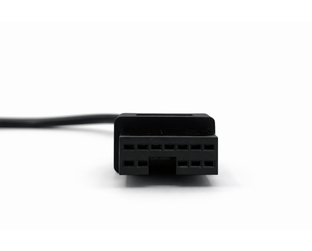 Gros plan sur le connecteur noir de l adaptateur de diagnostic Mitsubishi 12 broches vers OBD2