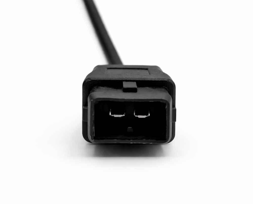 Gros plan sur la connectique d un adaptateur PSA 2x2 broches vers OBD2 pour diagnostic