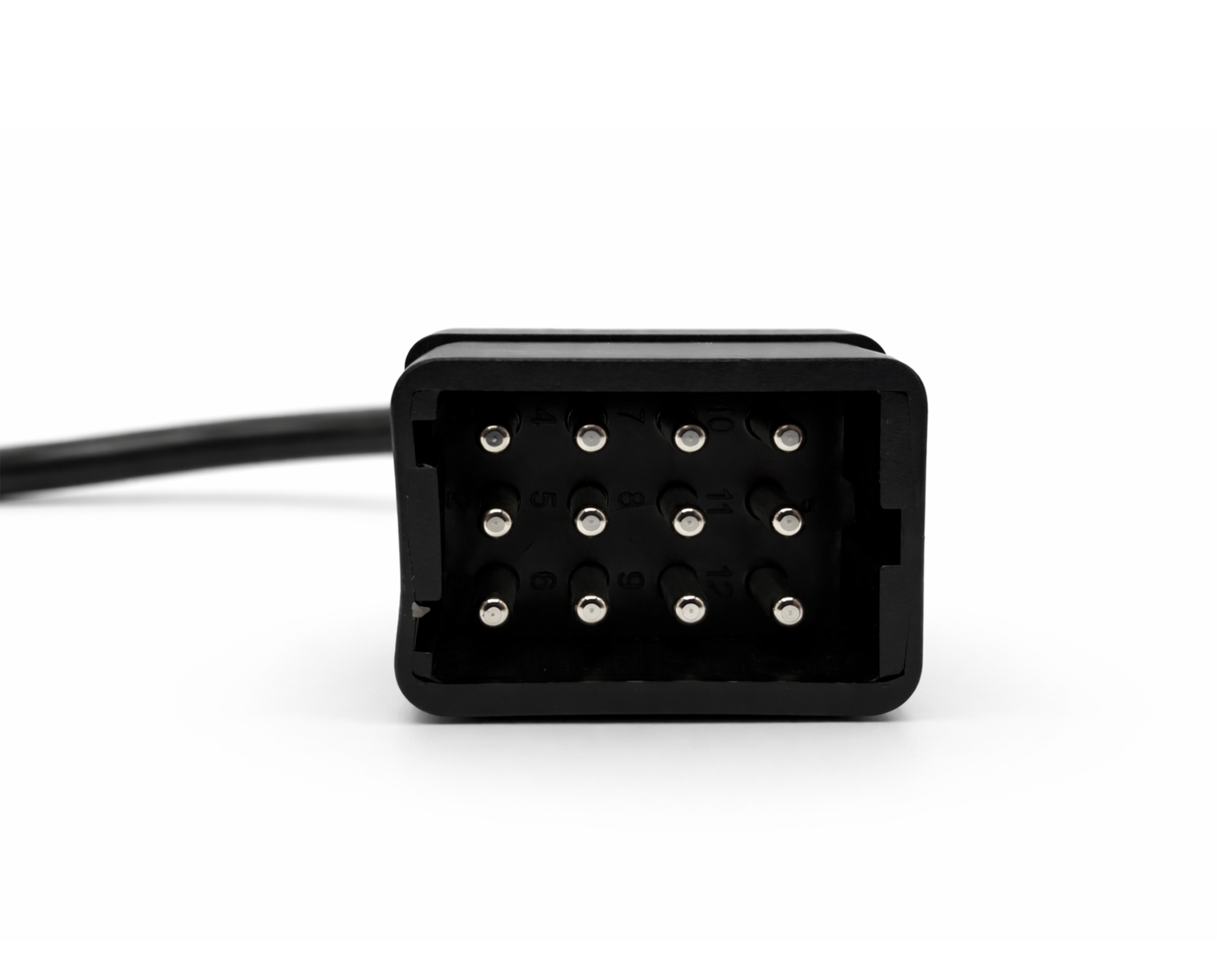 Gros plan sur la prise noire à 12 broches d un adaptateur de diagnostic automobile Renault