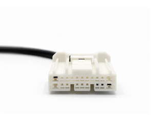 Gros plan sur le connecteur blanc de l adaptateur OBD2 Tesla 20 broches pour diagnostic