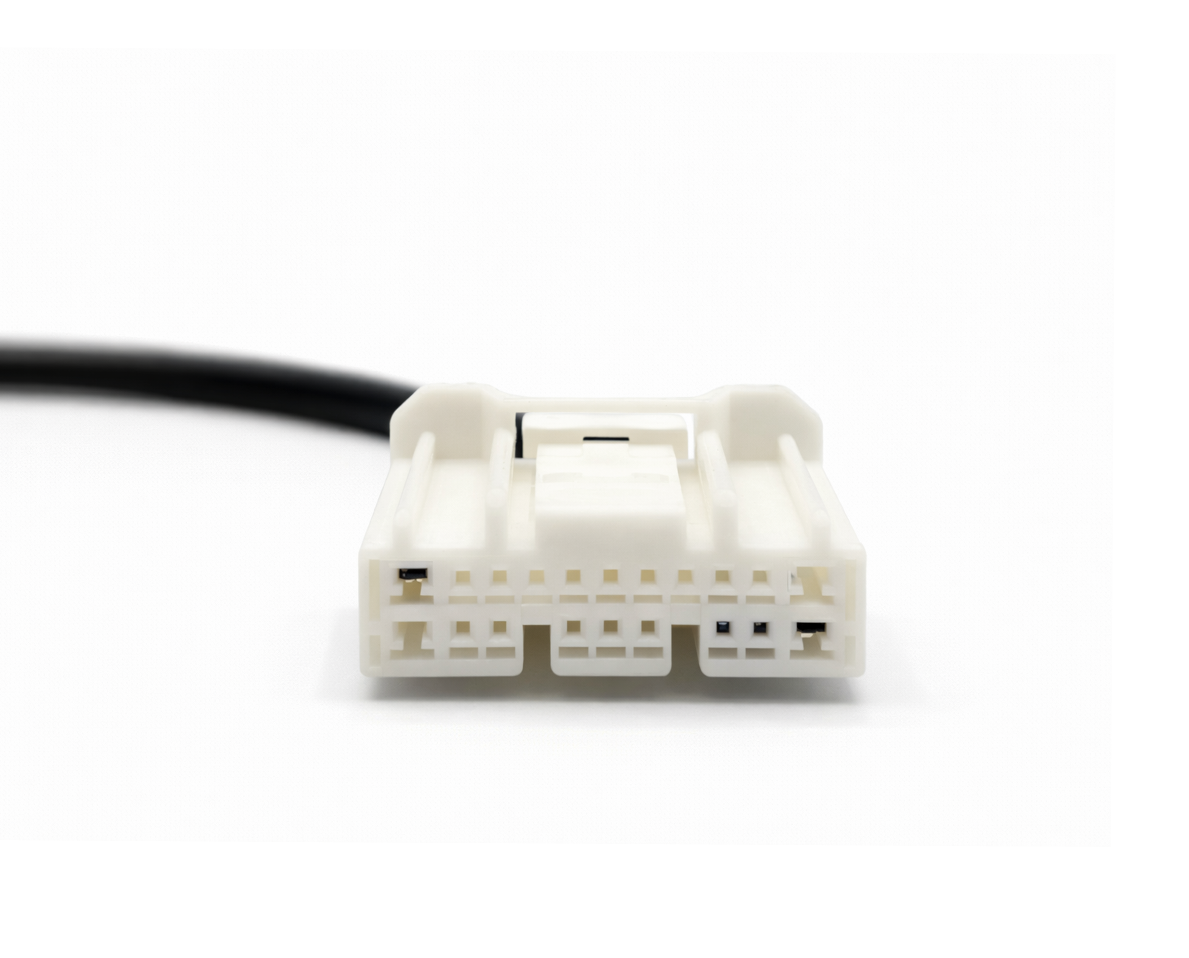 Gros plan sur le connecteur blanc de l adaptateur OBD2 Tesla 20 broches pour diagnostic