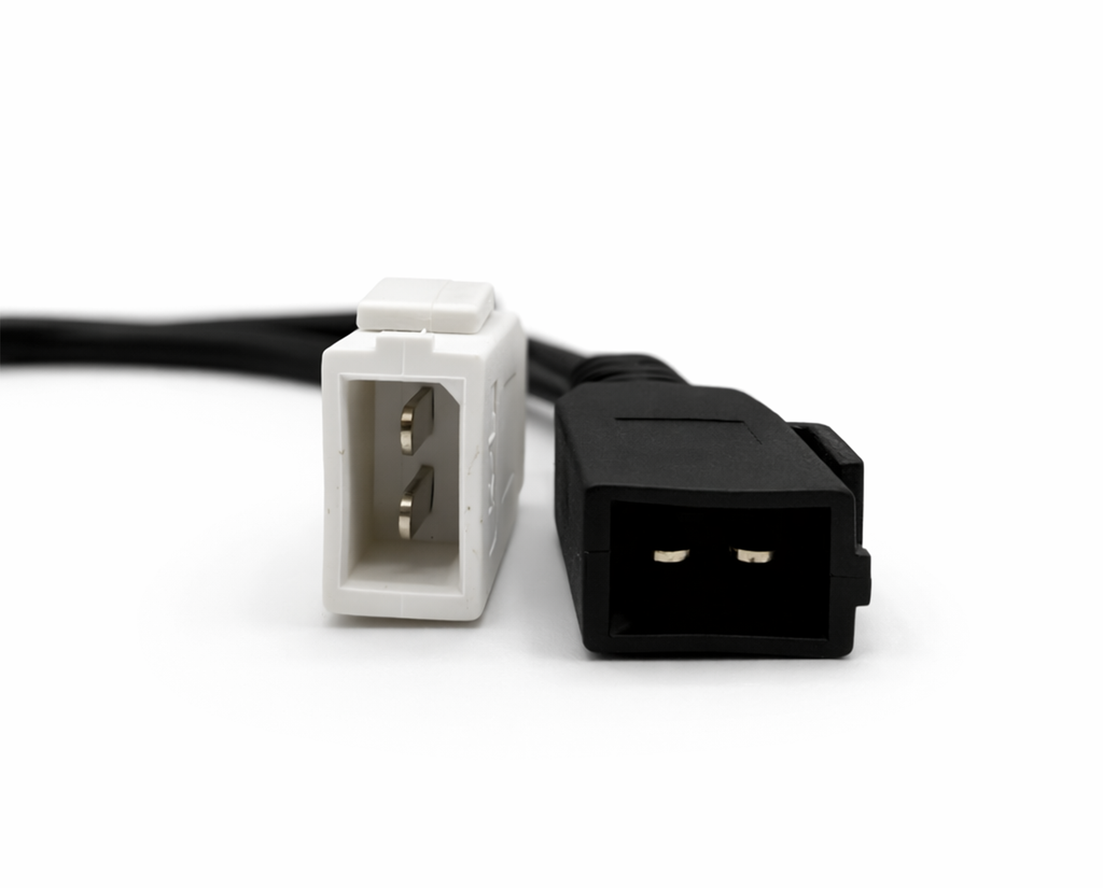 Gros plan sur les connecteurs noir et blanc de l adaptateur OBD2 VAG 2x2 broches pour diagnostic