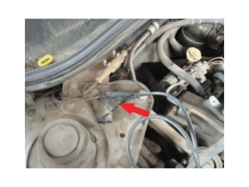Détail de la coupelle de suspension droite d une Alfa Romeo 145 avec un fil électrique