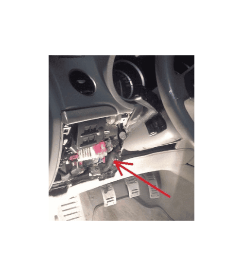 Emplacement de la prise OBD2 derrière le cache boîte fusibles sur Alfa Romeo 159