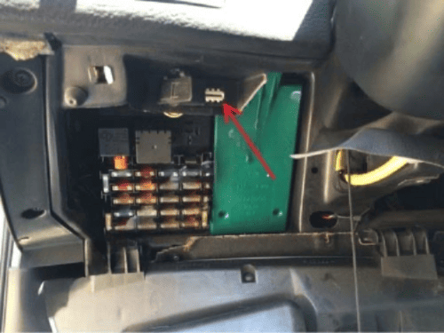 Emplacement de la boîte à fusibles d'une Alfa Romeo 166 pour diagnostic