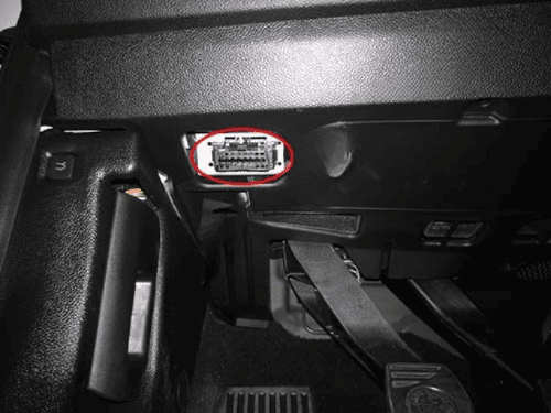 Emplacement de la prise de diagnostic OBD2 sous le volant d une Alfa Romeo Giulia