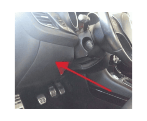Emplacement de la prise de diagnostic OBD sous le volant d une Alfa Romeo Giulietta