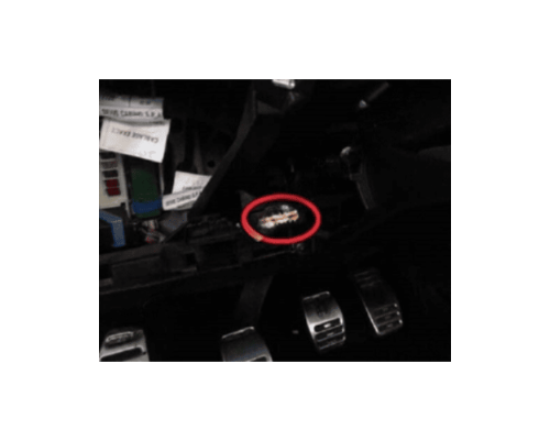 Localisation de la prise de diagnostic OBD2 sur une Alfa Romeo Giulietta