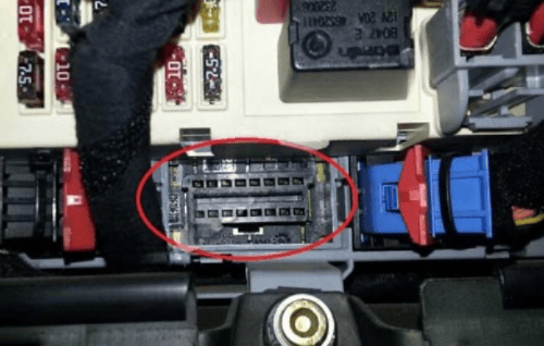 Localisation du connecteur de diagnostic OBD2 sur une Alfa Romeo GT près des fusibles