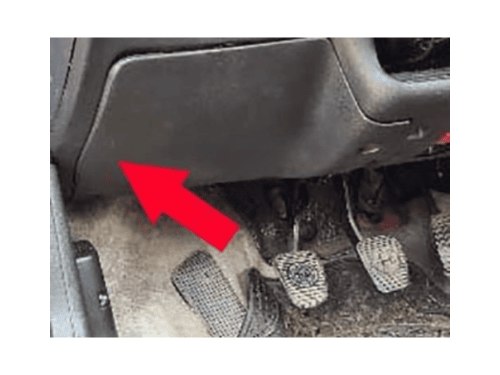 Fleche rouge designant le cache plastique de la prise OBD sur Alfa Romeo GTV