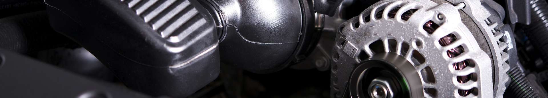 Gros plan sur un alternateur de voiture en fonctionnement pour diagnostic de charge batterie