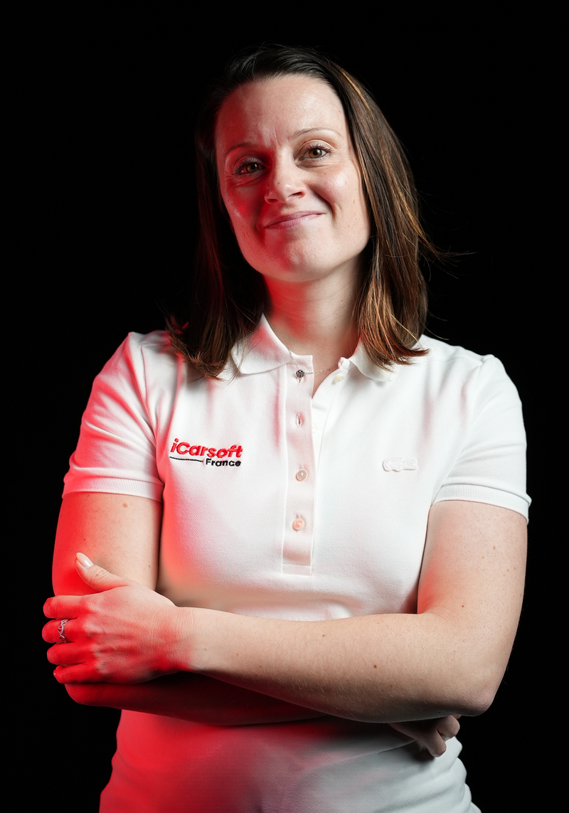 Portrait d Amelie de l equipe iCarsoft France en polo blanc sur fond noir