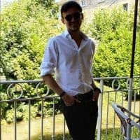 Portrait d'Antoine, collaborateur de l'équipe iCarsoft France en extérieur