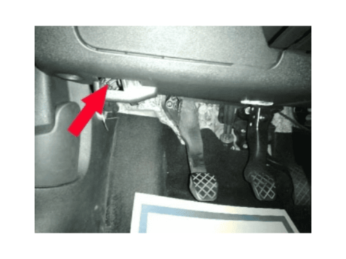 Localisation de la prise de diagnostic OBD2 sous le tableau de bord d une Audi A1 GB