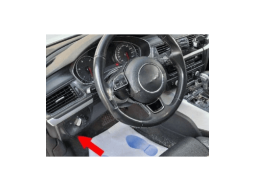 Tableau de bord Audi A7 4G phase 1 montrant la prise OBD2 pour diagnostic