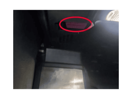 Photo montrant l'emplacement de la prise OBD2 sous le tableau de bord d'une Audi A7