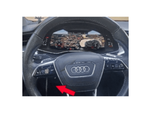 Gros plan sur le volant d'une Audi A7 pour diagnostic électronique avec iCarsoft