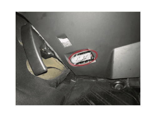 Localisation de la prise de diagnostic OBD2 sous le tableau de bord d une Audi RS3