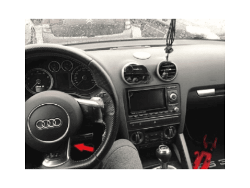 Tableau de bord et volant Audi RS3 avec une fleche rouge indicatrice
