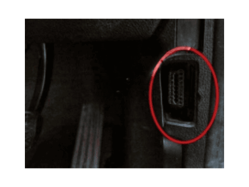 Emplacement de la prise OBD cerclée en rouge sur une BMW Série 1 F20 pour brancher un outil de diagnostic