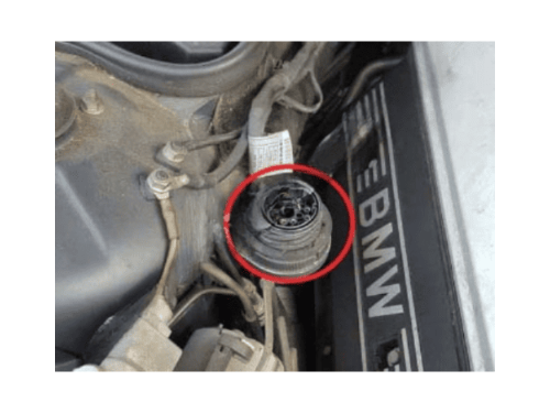Prise de diagnostic ronde OBD1 entouree en rouge sous le capot moteur d une BMW e36