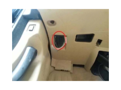 Emplacement de la prise de diagnostic OBD2 sur une BMW Série 5 F10