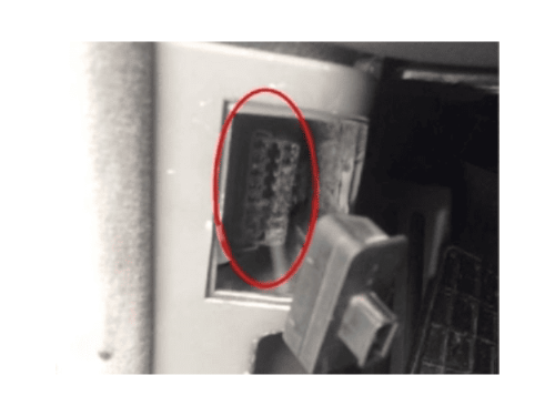 Emplacement de la prise de diagnostic OBD2 entouree en rouge sur une BMW Serie 7 E65