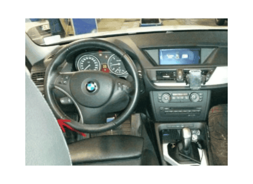 Tableau de bord et volant d une BMW X1 pour un diagnostic auto avec iCarsoft