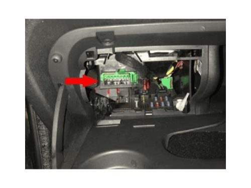 Emplacement de la boite de fusibles sur une Citroen C3 Phase 1 conduite a droite