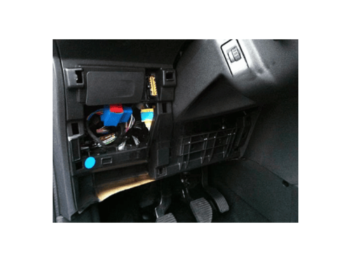 Accès à la boîte à fusibles et à la prise OBD de diagnostic sur une Citroën C3