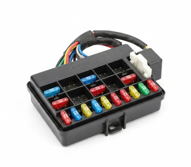 Boîte à fusibles de voiture noire avec différents fusibles colorés branchés
