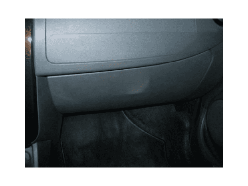 Boîte à gant passager fermée dans l habitacle d une Dacia Duster