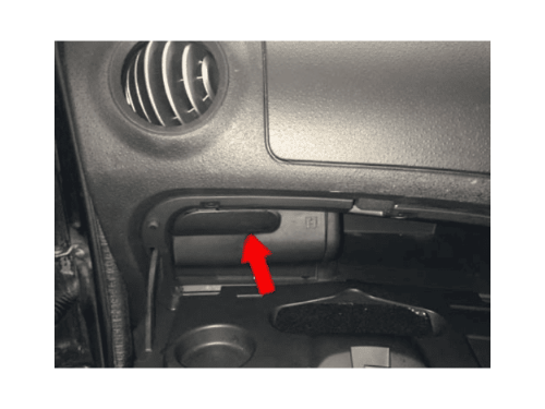 Boîte à gants ouverte d'une Citroën C3 I avec flèche indiquant l'emplacement du filtre habitacle
