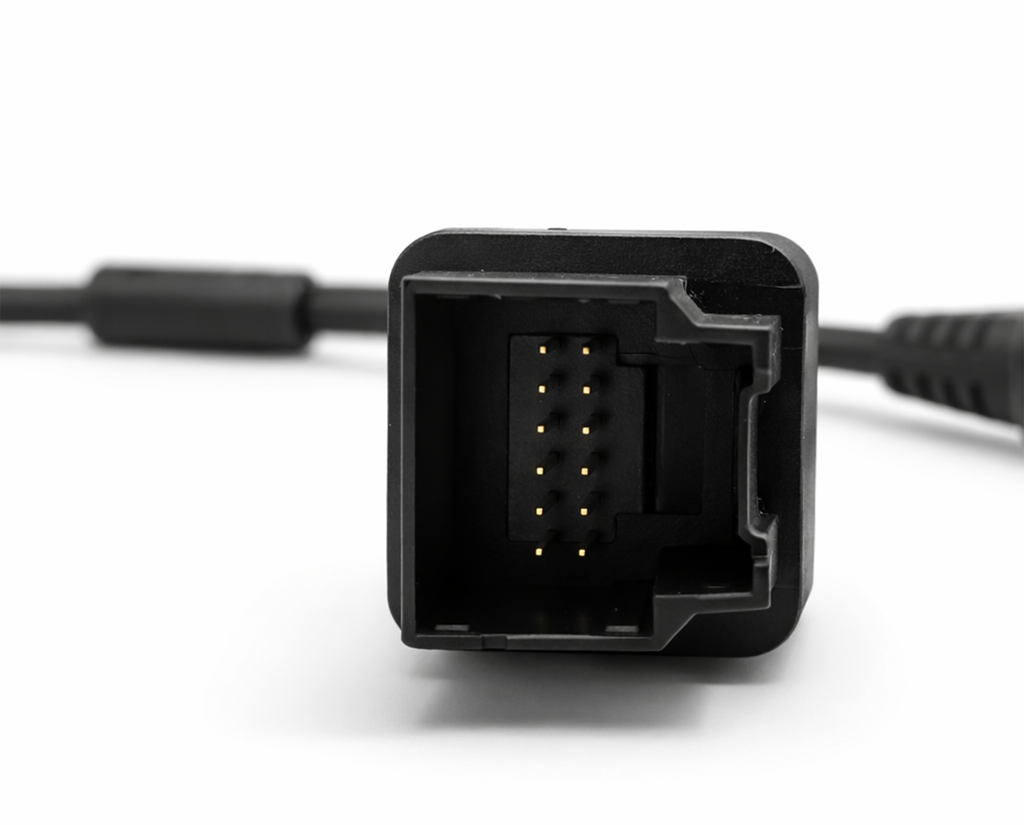Gros plan sur le connecteur 12 broches du cable de derivation sgw pour vehicules fca