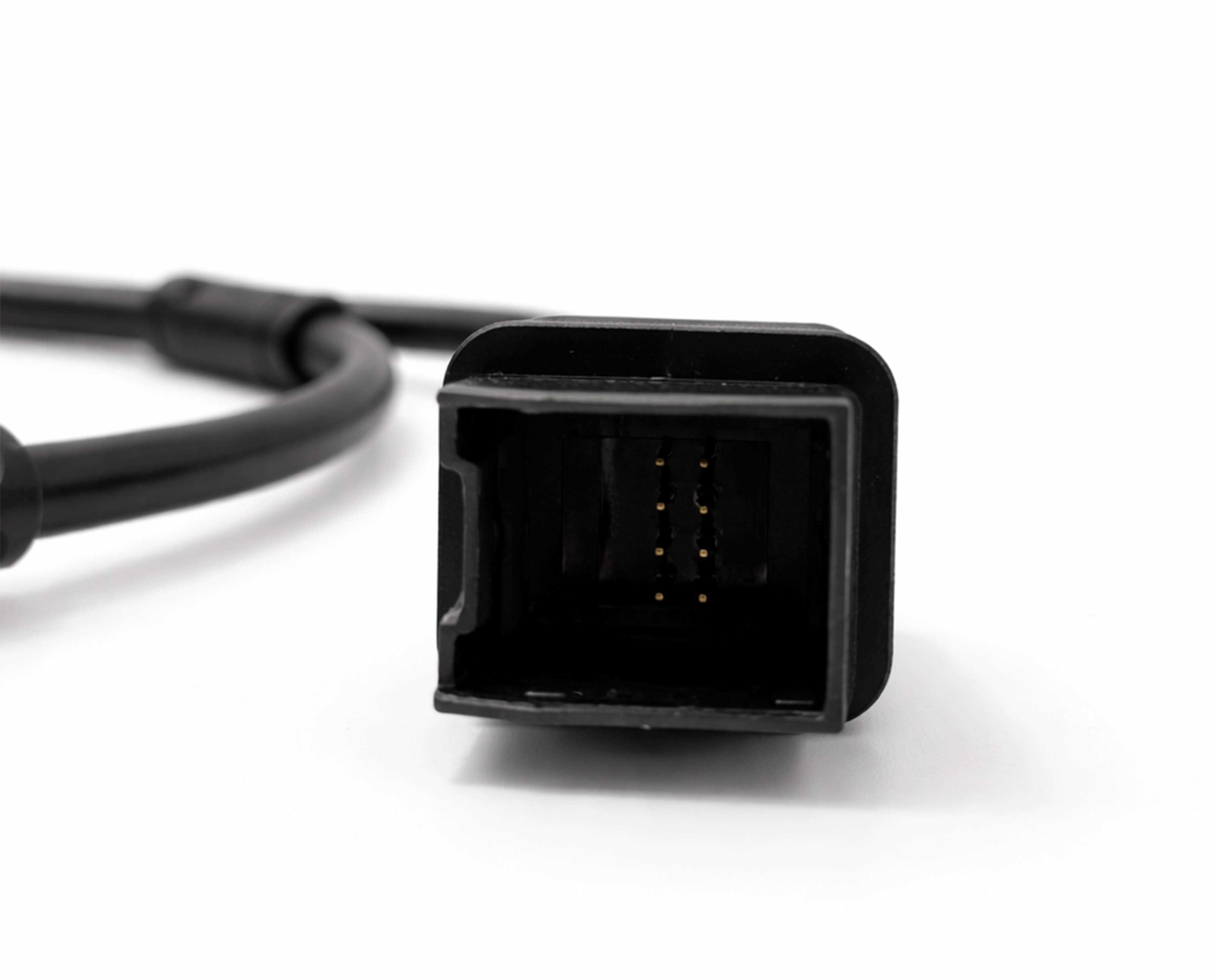 Gros plan sur le connecteur noir d'un câble de dérivation SGW iCarsoft pour véhicules FCA