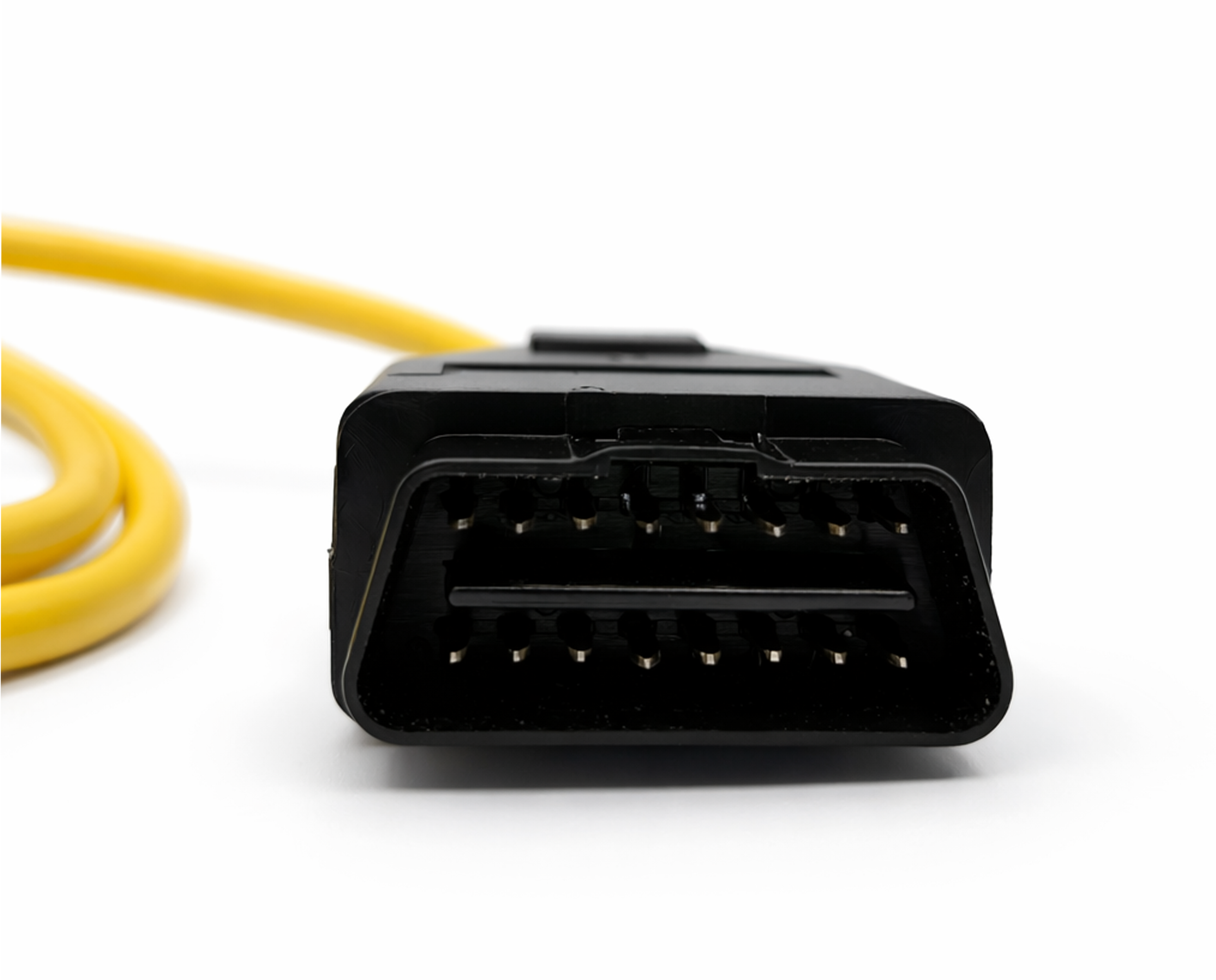 Prise OBD2 d'un câble de diagnostic BMW ENET pour codage avec gaine jaune