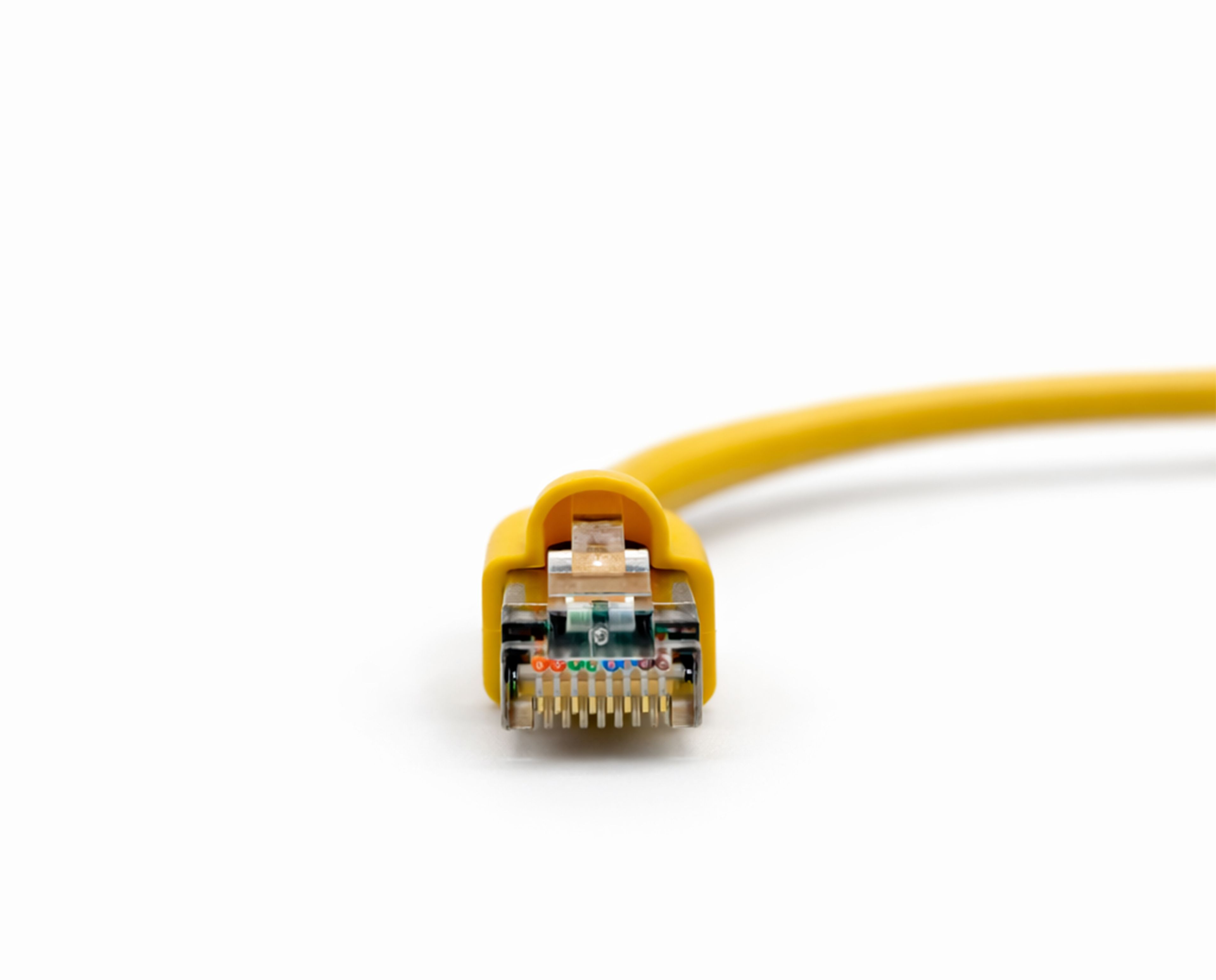 Gros plan sur le connecteur RJ45 jaune du câble de diagnostic BMW ENET