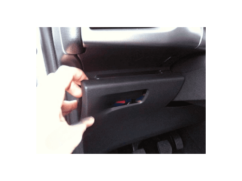 Retrait du cache fusible sur Citroen C3 pour brancher une valise iCarsoft