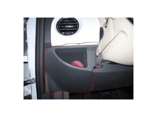 Emplacement du cache sous le volant d une Fiat 500 pour trouver la prise OBD