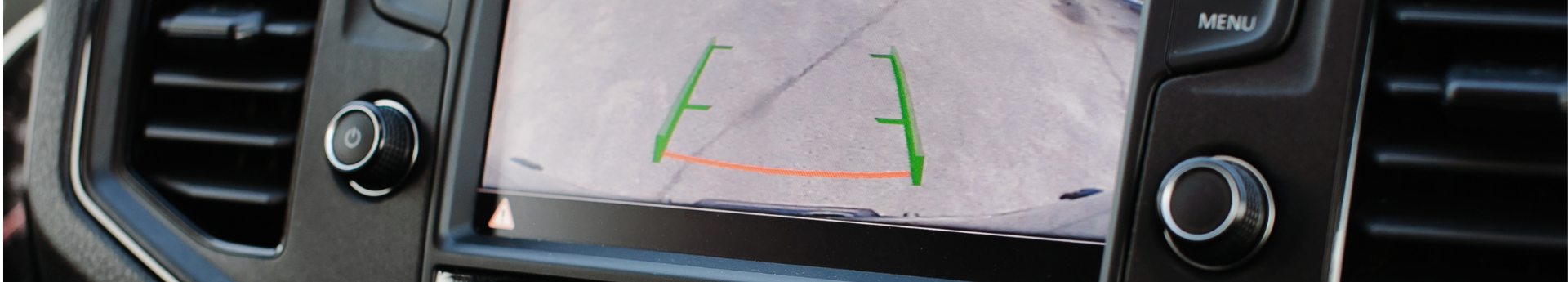 Affichage de la caméra de recul avec lignes de guidage sur l écran d un tableau de bord
