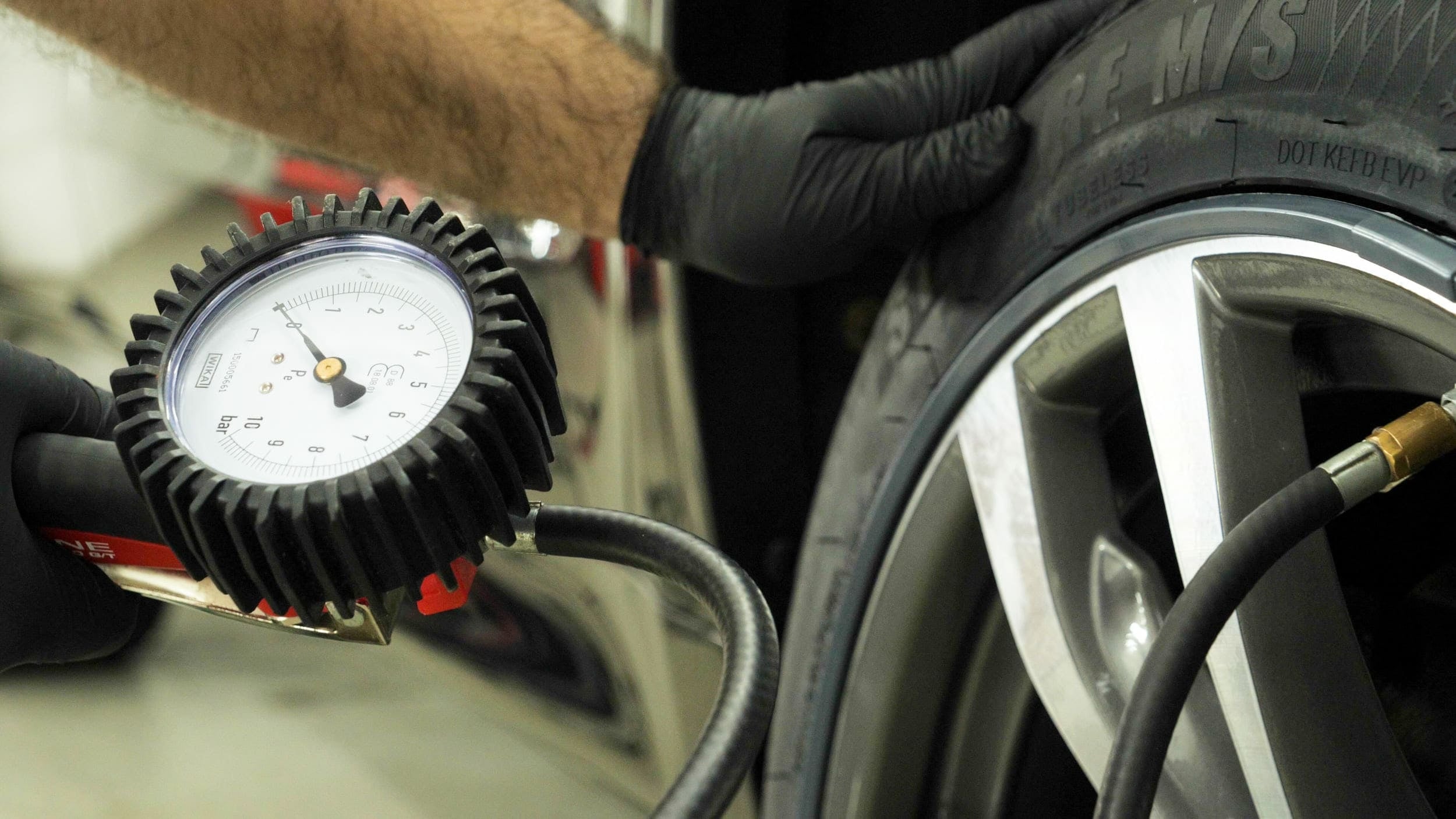 Contrôle de la pression des pneus d'un véhicule avec un manomètre analogique de garage