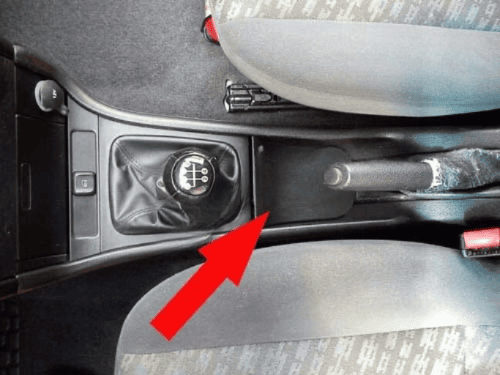 Console centrale et frein à main de Chevrolet Astra G avec une flèche rouge