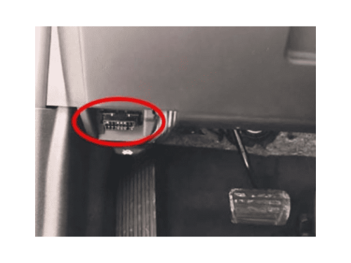 Emplacement de la prise de diagnostic OBD2 sous le volant d une Chevrolet Camaro 6