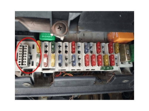 Emplacement de la prise OBD2 entouree en rouge sur une Chevrolet Celta