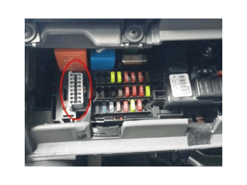 Emplacement de la prise OBD2 entouree en rouge sur Chevrolet Classic